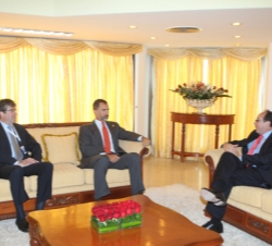 Don Felipe en el Pabellón Presidencial a su llegada a Asunción, mantuvo un breve encuentro con el viceministro de Relaciones Económicas e Integración 